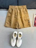 ⁦شورت جديد عالي الجودة، مصنوع من خامات وأقمشة متناسقة، وجيوب منسوجة، وشعار كلاسيكي مثلث الشكل⁩ - الصورة ⁦4⁩