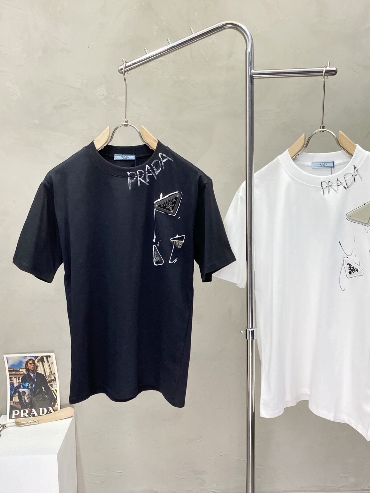 ⁦قميص برادا رجالي كاجوال بأكمام قصيرة⁩ - الصورة ⁦2⁩