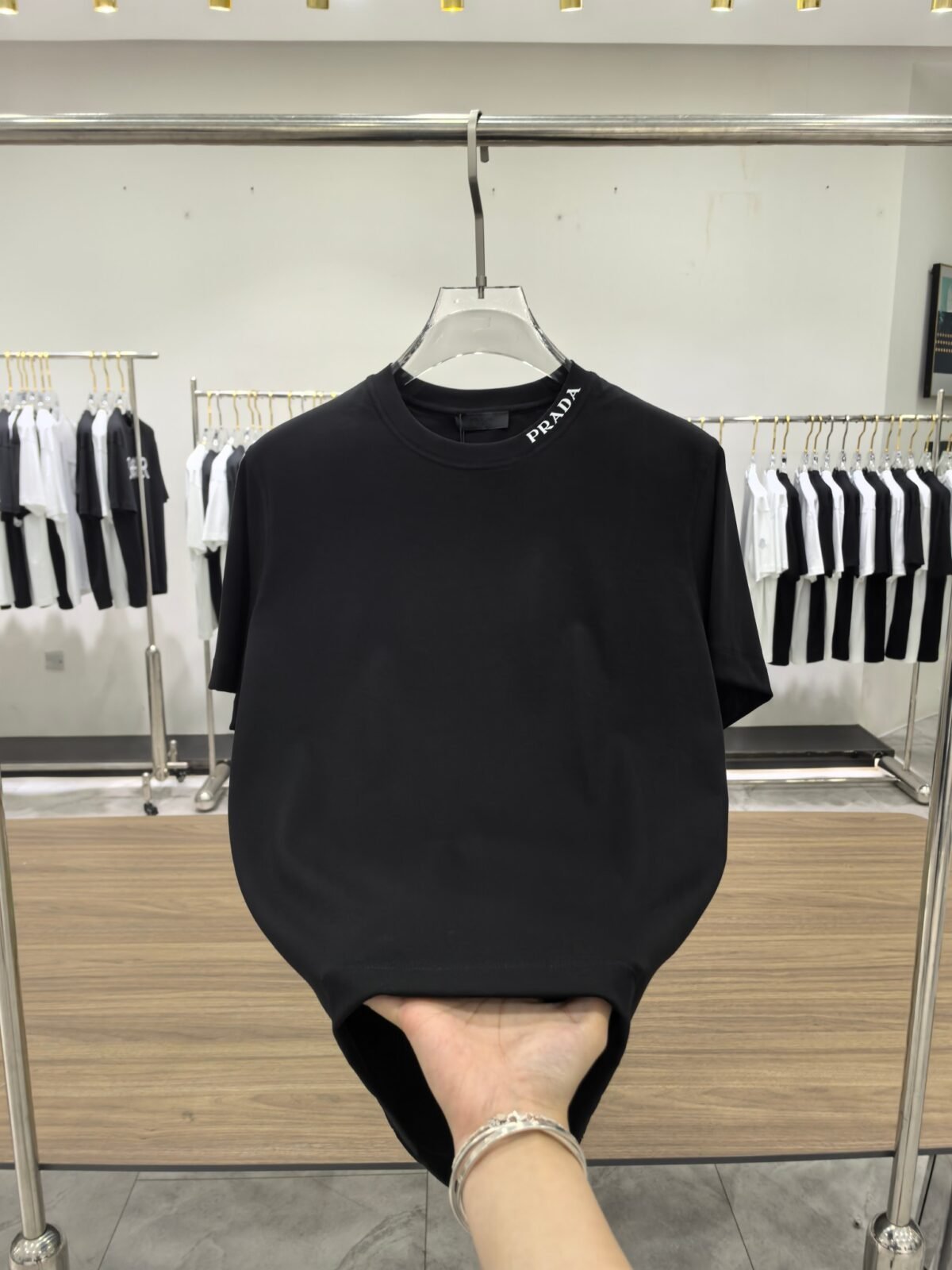 ⁦تيشيرت برادا الرجالي الأنيق بياقة دائرية وأكمام قصيرة⁩ - الصورة ⁦5⁩