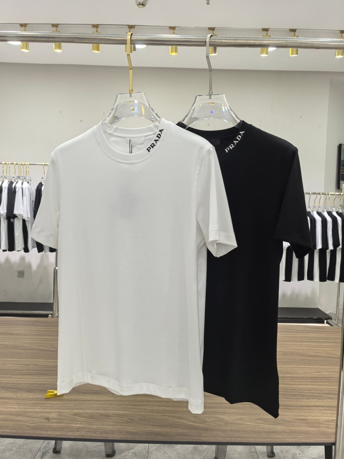 ⁦تيشيرت برادا الرجالي الأنيق بياقة دائرية وأكمام قصيرة⁩ - الصورة ⁦1⁩