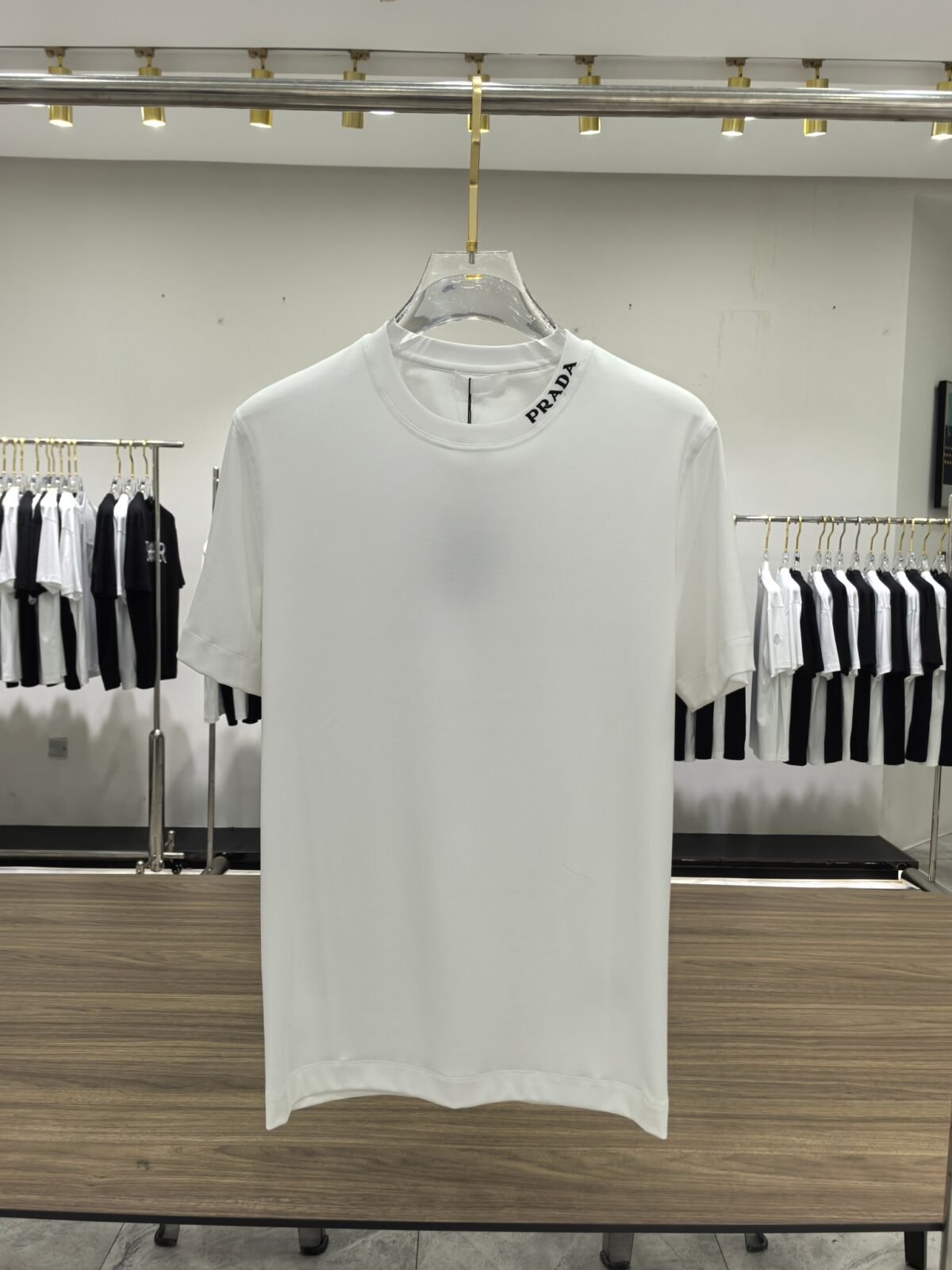 ⁦تيشيرت برادا الرجالي الأنيق بياقة دائرية وأكمام قصيرة⁩ - الصورة ⁦2⁩