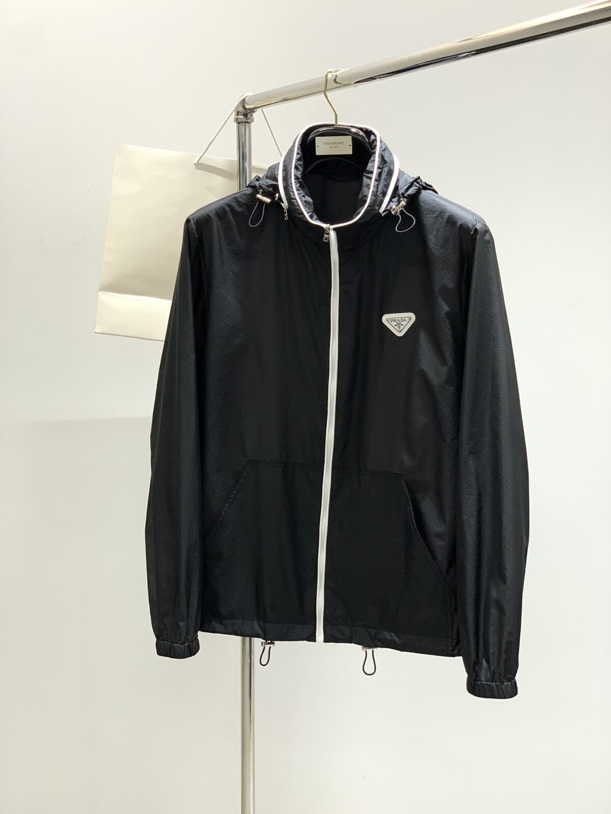 ⁦جاكيت برادا الواقي من الشمس، عصري وعملي.⁩ - الصورة ⁦2⁩