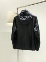 ⁦جاكيت برادا الواقي من الشمس، عصري وعملي.⁩ - الصورة ⁦4⁩