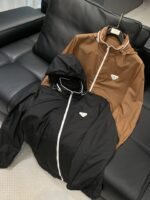 ⁦جاكيت برادا الواقي من الشمس، عصري وعملي.⁩ - الصورة ⁦8⁩