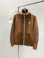 جاكيت برادا الواقي من الشمس، عصري وعملي.