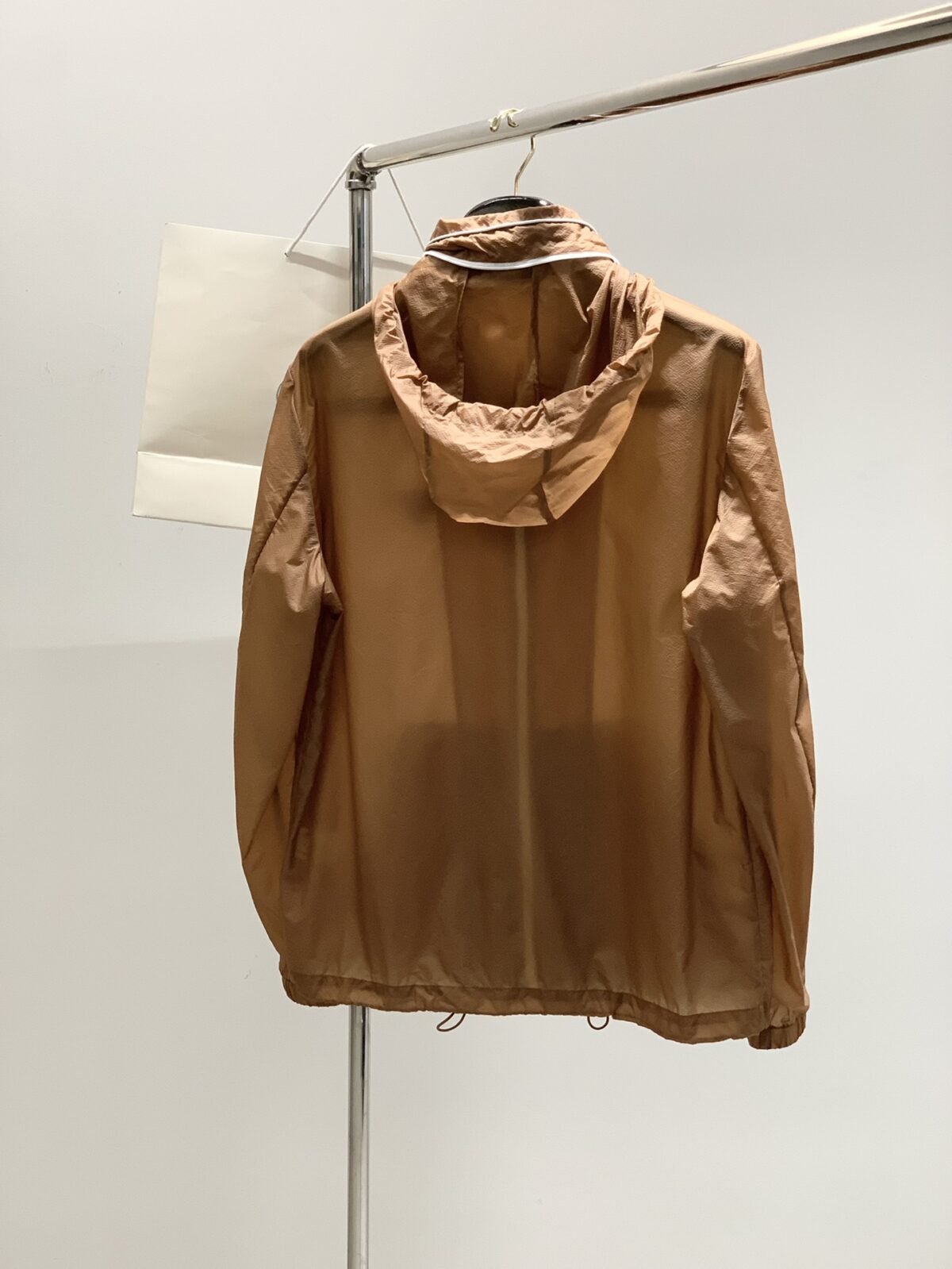 ⁦جاكيت برادا الواقي من الشمس، عصري وعملي.⁩ - الصورة ⁦3⁩