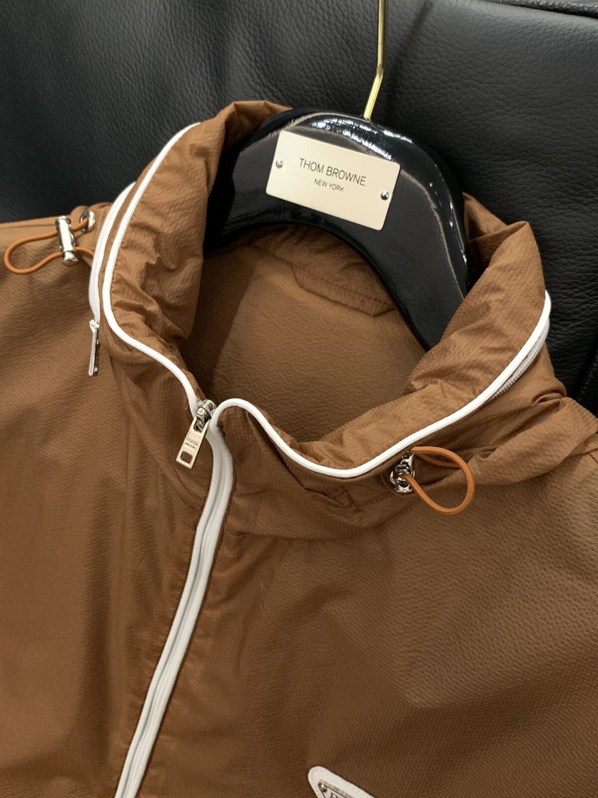 ⁦جاكيت برادا الواقي من الشمس، عصري وعملي.⁩ - الصورة ⁦5⁩