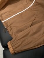 ⁦جاكيت برادا الواقي من الشمس، عصري وعملي.⁩ - الصورة ⁦6⁩