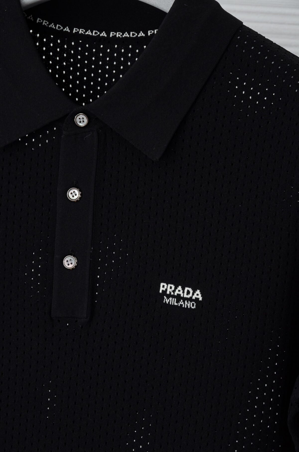 ⁦قميص برادا الرجالي الجديد المحبوك بأكمام قصيرة وياقة دائرية⁩ - الصورة ⁦3⁩