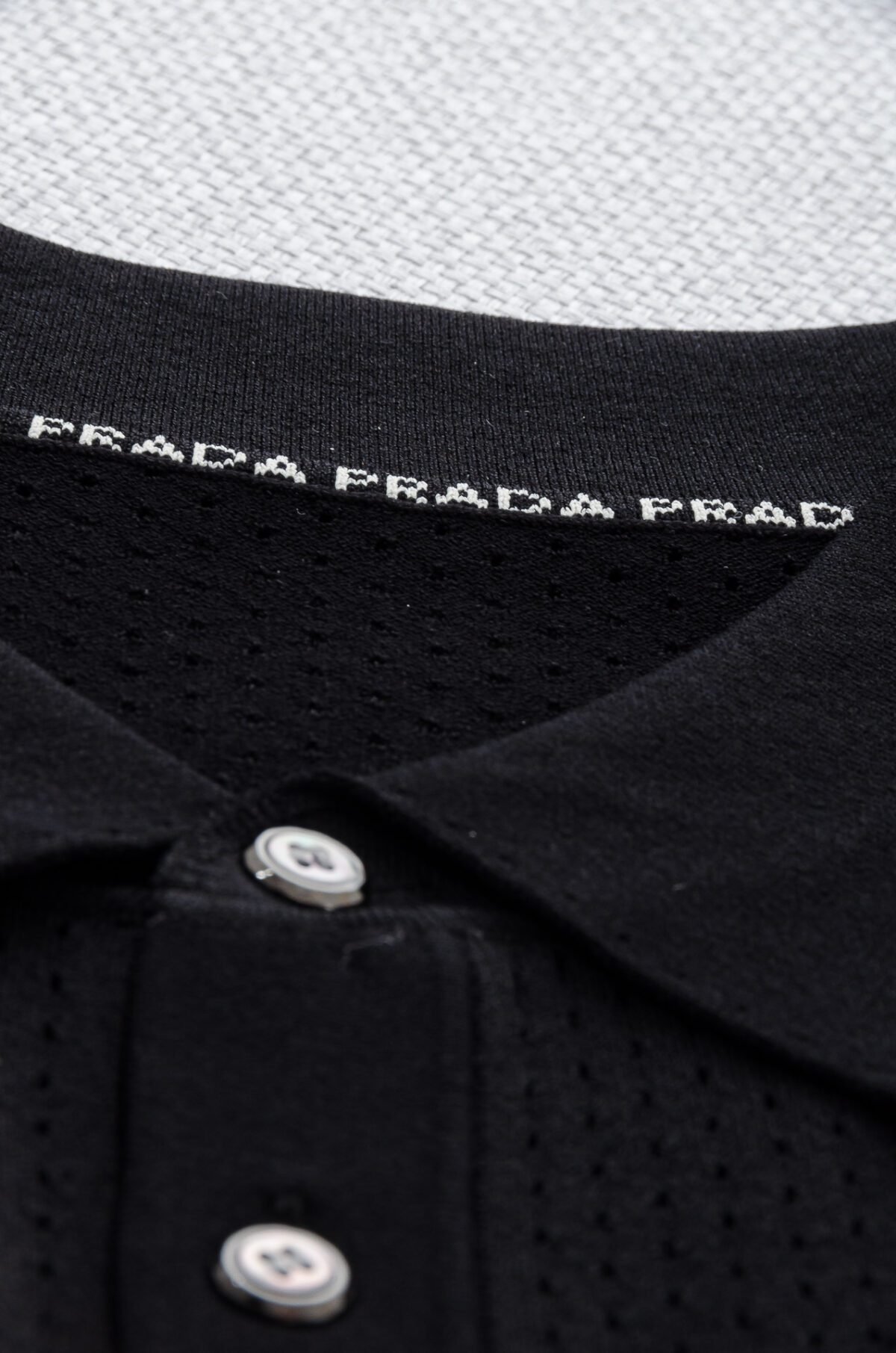 ⁦قميص برادا الرجالي الجديد المحبوك بأكمام قصيرة وياقة دائرية⁩ - الصورة ⁦5⁩