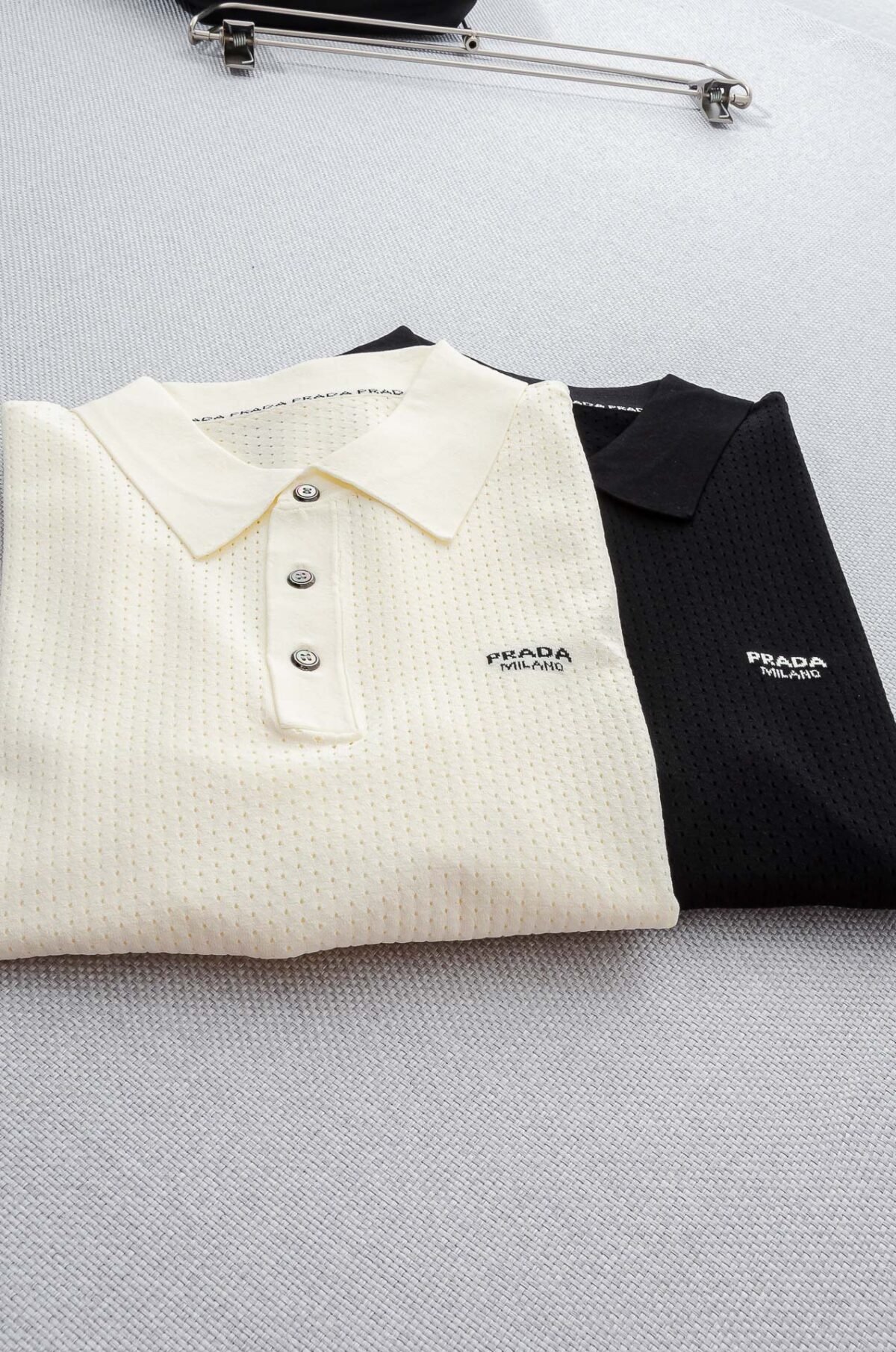 ⁦قميص برادا الرجالي الجديد المحبوك بأكمام قصيرة وياقة دائرية⁩ - الصورة ⁦8⁩