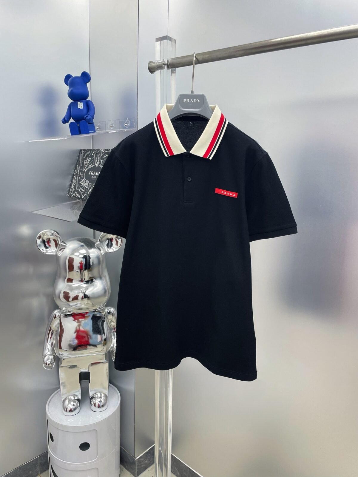 ⁦قميص بولو برادا الصيفي الجديد، بشعار برادا، وخطوط حمراء متباينة، وأكمام قصيرة⁩ - الصورة ⁦1⁩