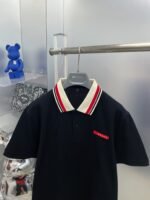 ⁦قميص بولو برادا الصيفي الجديد، بشعار برادا، وخطوط حمراء متباينة، وأكمام قصيرة⁩ - الصورة ⁦5⁩