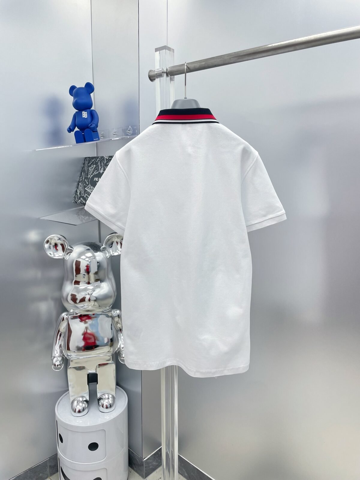 ⁦قميص بولو برادا الصيفي الجديد، بشعار برادا، وخطوط حمراء متباينة، وأكمام قصيرة⁩ - الصورة ⁦4⁩