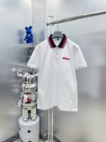 ⁦قميص بولو برادا الصيفي الجديد، بشعار برادا، وخطوط حمراء متباينة، وأكمام قصيرة⁩ - الصورة ⁦2⁩