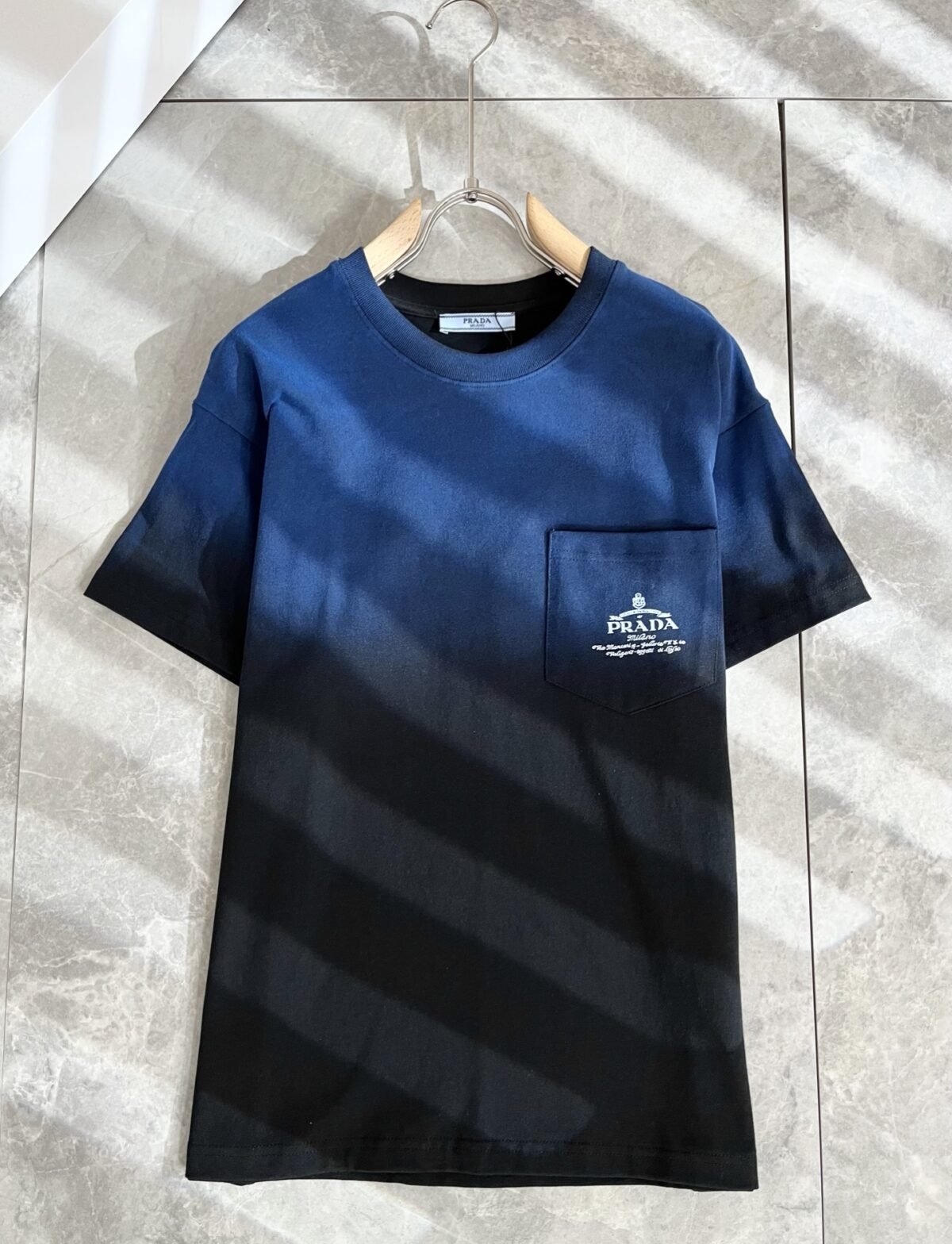 ⁦تيشيرت برادا الجديد بأكمام قصيرة للرجال والنساء⁩ - الصورة ⁦1⁩