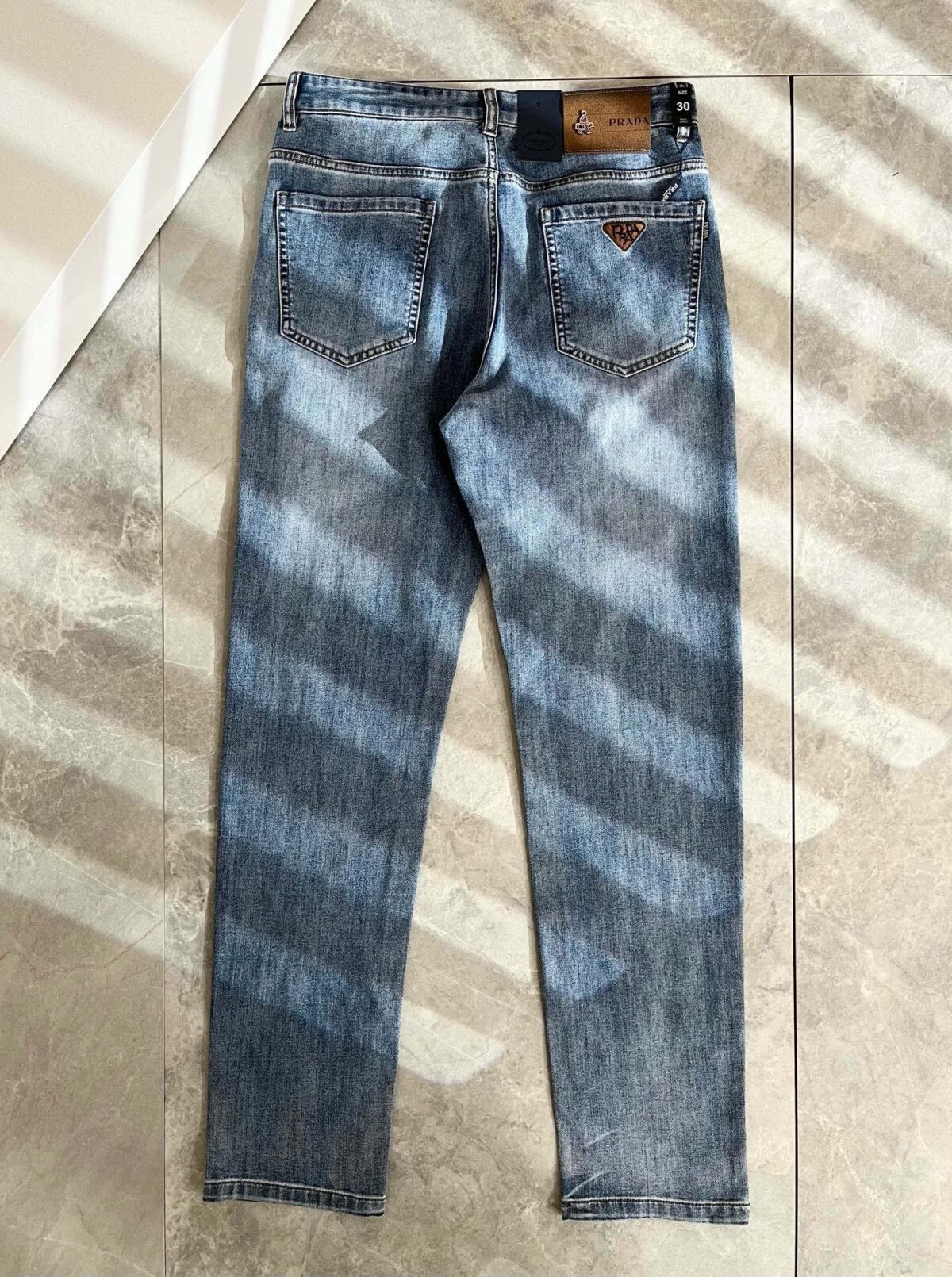 ⁦بنطال جينز برادا الجديد، جينز فاخر، متعدد الاستخدامات وعملي.⁩ - الصورة ⁦2⁩