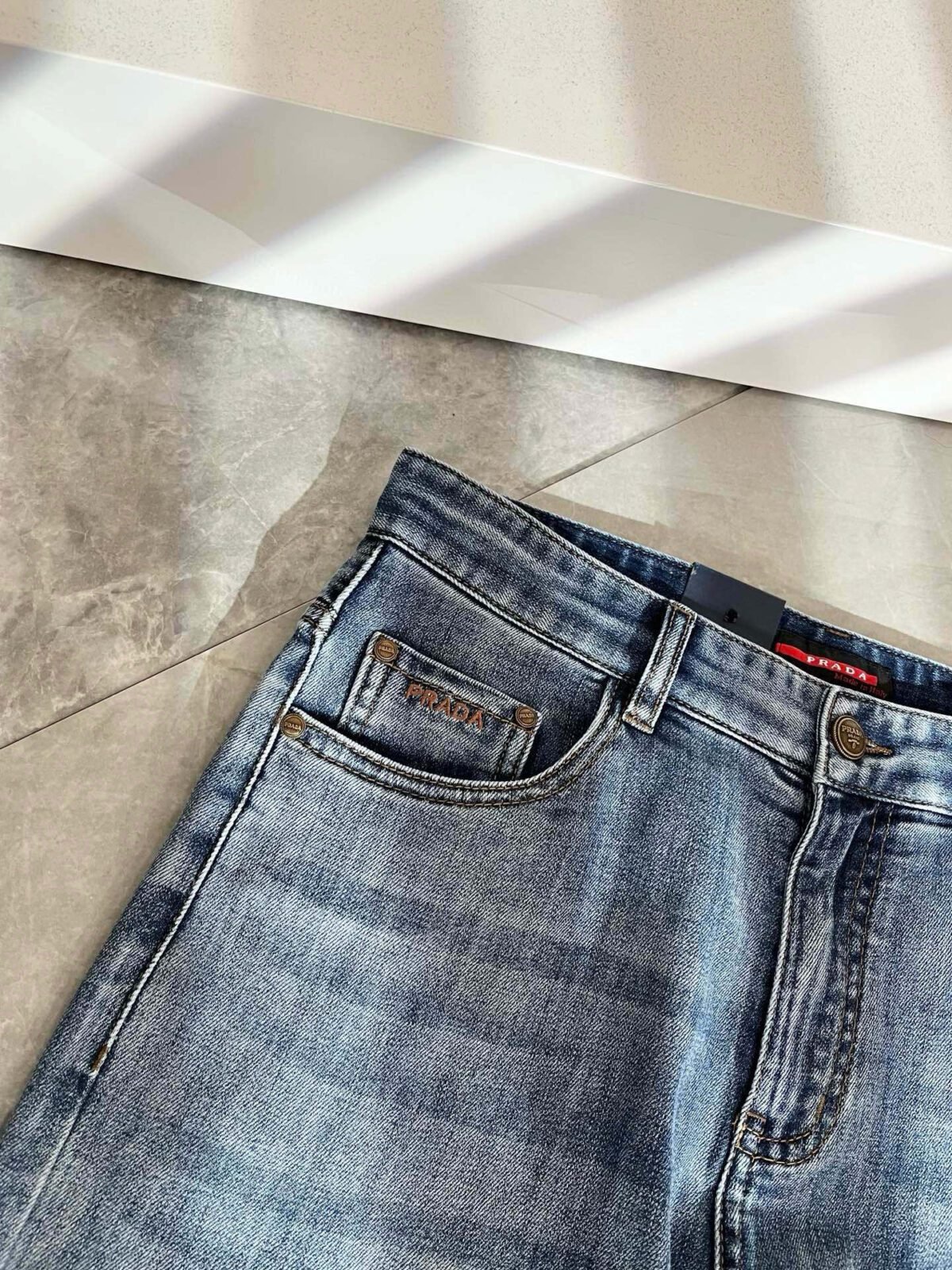 ⁦بنطال جينز برادا الجديد، جينز فاخر، متعدد الاستخدامات وعملي.⁩ - الصورة ⁦5⁩