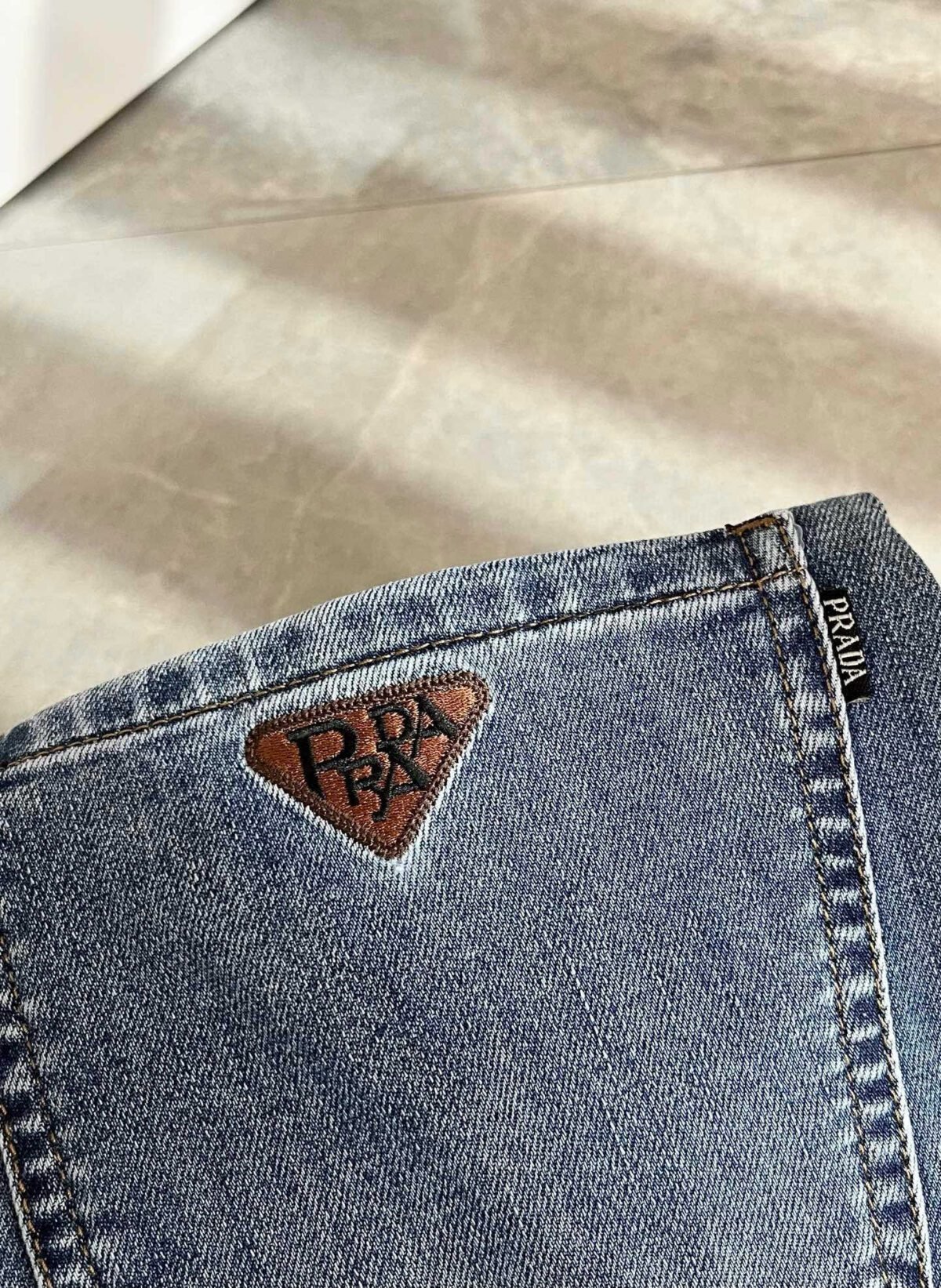 ⁦بنطال جينز برادا الجديد، جينز فاخر، متعدد الاستخدامات وعملي.⁩ - الصورة ⁦7⁩