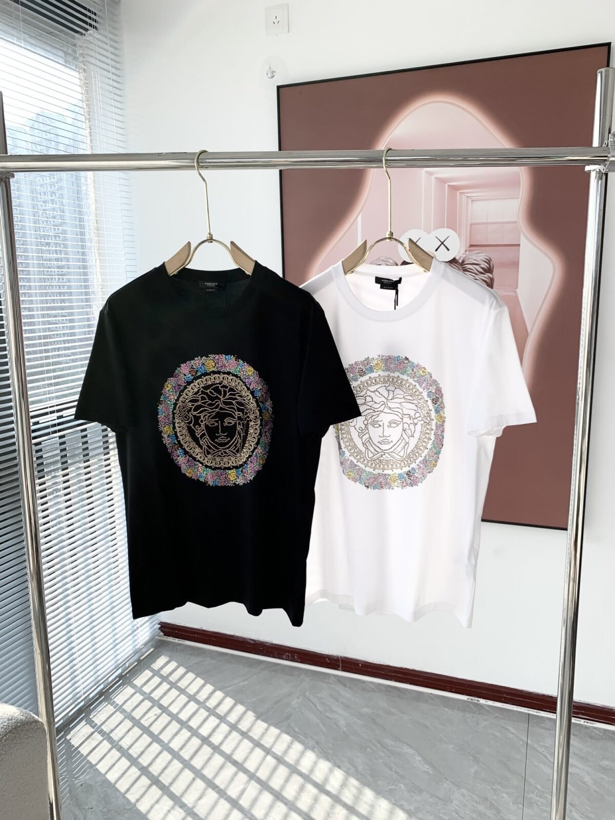 ⁦تيشيرتات فيرساتشي الجديدة للرجال والنساء بأكمام قصيرة.⁩ - الصورة ⁦1⁩