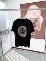 ⁦تيشيرتات فيرساتشي الجديدة للرجال والنساء بأكمام قصيرة.⁩ - الصورة ⁦3⁩