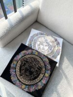 ⁦تيشيرتات فيرساتشي الجديدة للرجال والنساء بأكمام قصيرة.⁩ - الصورة ⁦9⁩