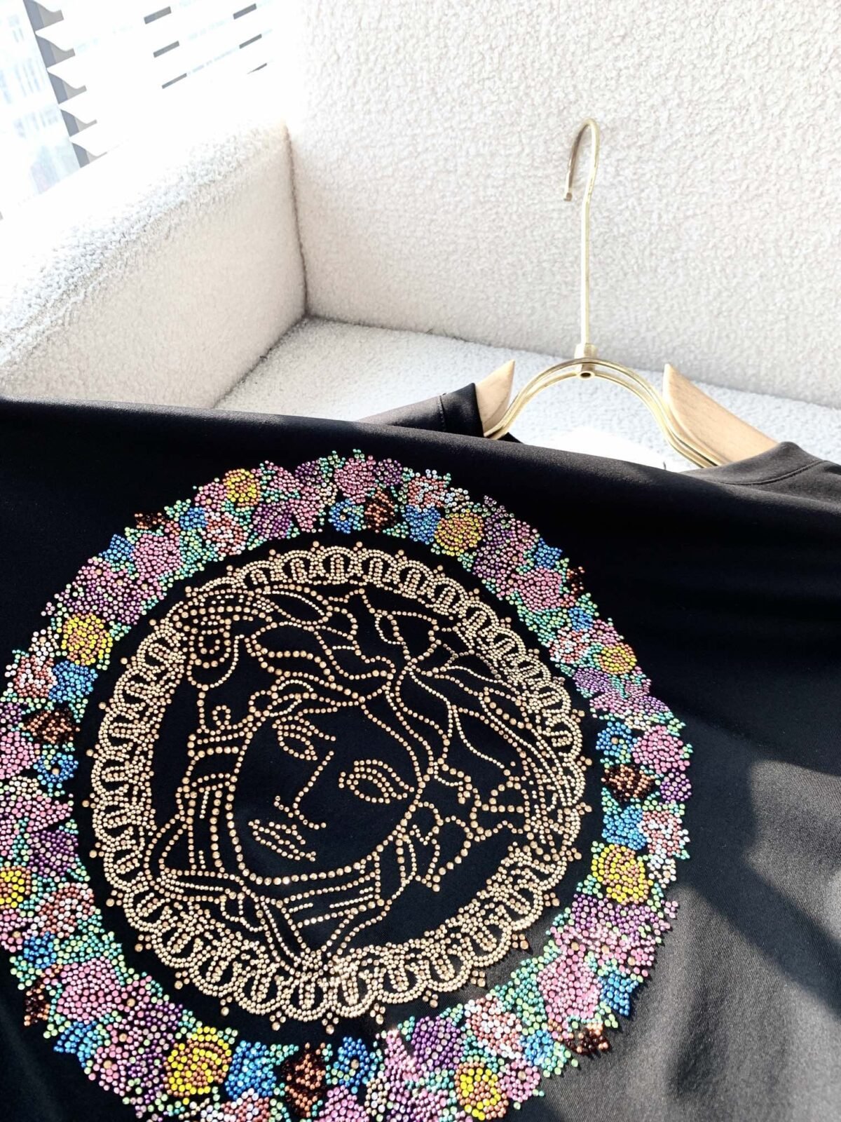 ⁦تيشيرتات فيرساتشي الجديدة للرجال والنساء بأكمام قصيرة.⁩ - الصورة ⁦8⁩