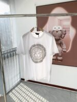 ⁦تيشيرتات فيرساتشي الجديدة للرجال والنساء بأكمام قصيرة.⁩ - الصورة ⁦4⁩