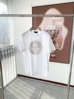 تيشيرتات فيرساتشي الجديدة للرجال والنساء بأكمام قصيرة.