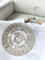 ⁦تيشيرتات فيرساتشي الجديدة للرجال والنساء بأكمام قصيرة.⁩ - الصورة ⁦6⁩