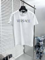 تصميم جديد من فيرساتشي بأكمام قصيرة، مطبوع عليه شعار بحروف ماسية بلون الماس، بطباعة حرارية.