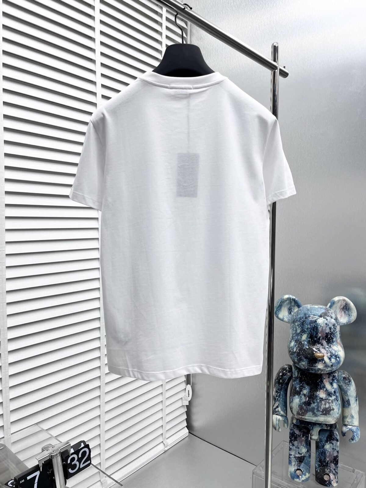 ⁦تصميم جديد من فيرساتشي بأكمام قصيرة، مطبوع عليه شعار بحروف ماسية بلون الماس، بطباعة حرارية.⁩ - الصورة ⁦3⁩