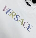 ⁦تصميم جديد من فيرساتشي بأكمام قصيرة، مطبوع عليه شعار بحروف ماسية بلون الماس، بطباعة حرارية.⁩ - الصورة ⁦5⁩