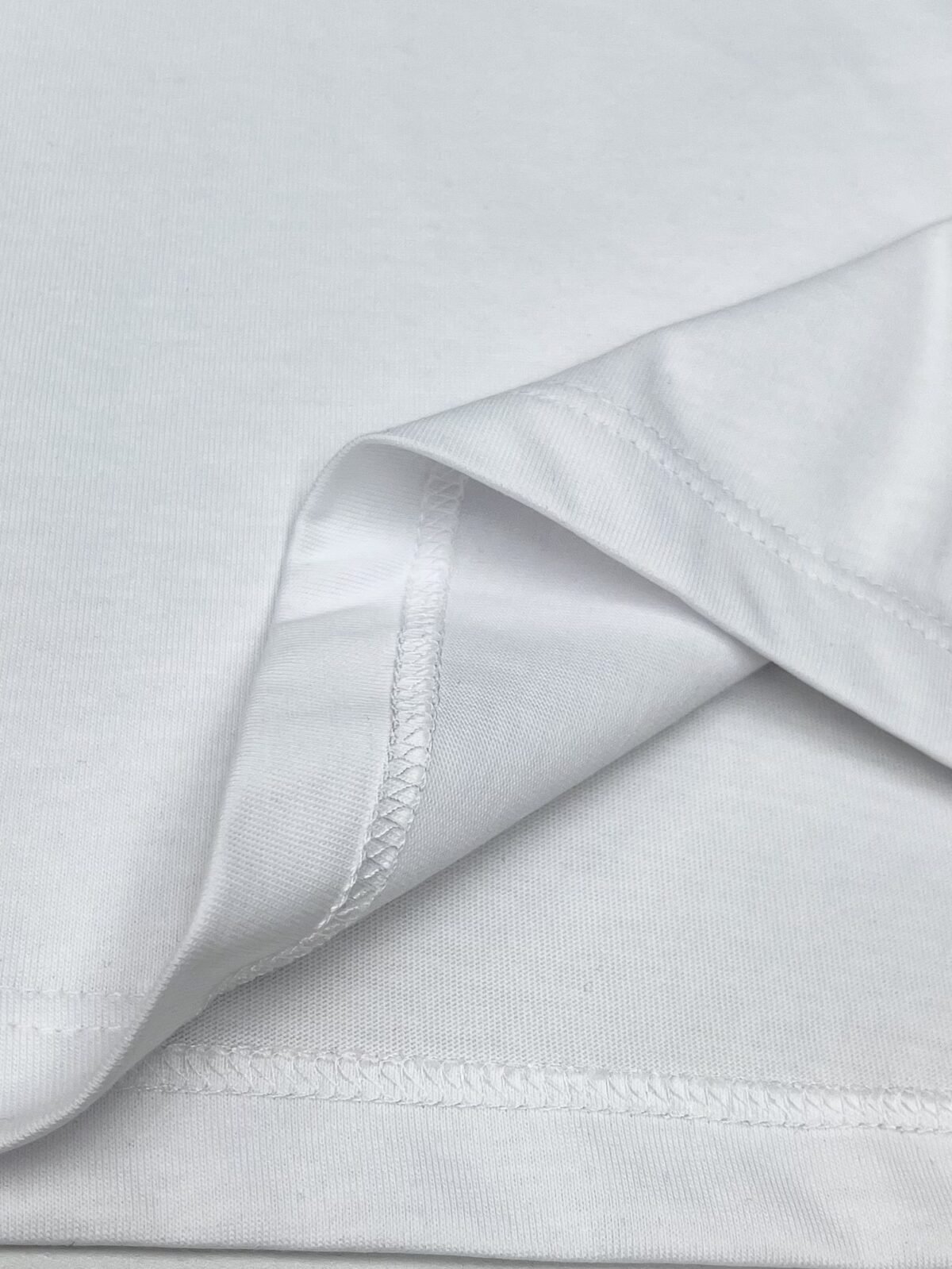 ⁦تصميم جديد من فيرساتشي بأكمام قصيرة، مطبوع عليه شعار بحروف ماسية بلون الماس، بطباعة حرارية.⁩ - الصورة ⁦7⁩