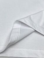 ⁦تصميم جديد من فيرساتشي بأكمام قصيرة، مطبوع عليه شعار بحروف ماسية بلون الماس، بطباعة حرارية.⁩ - الصورة ⁦7⁩