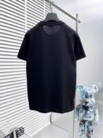 ⁦تصميم جديد من فيرساتشي بأكمام قصيرة، مطبوع عليه شعار بحروف ماسية بلون الماس، بطباعة حرارية.⁩ - الصورة ⁦4⁩