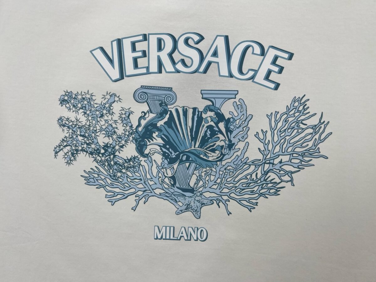 ⁦تيشيرت فيرساتشي الرجالي الجديد للربيع والصيف، بياقة دائرية وأكمام قصيرة.⁩ - الصورة ⁦7⁩