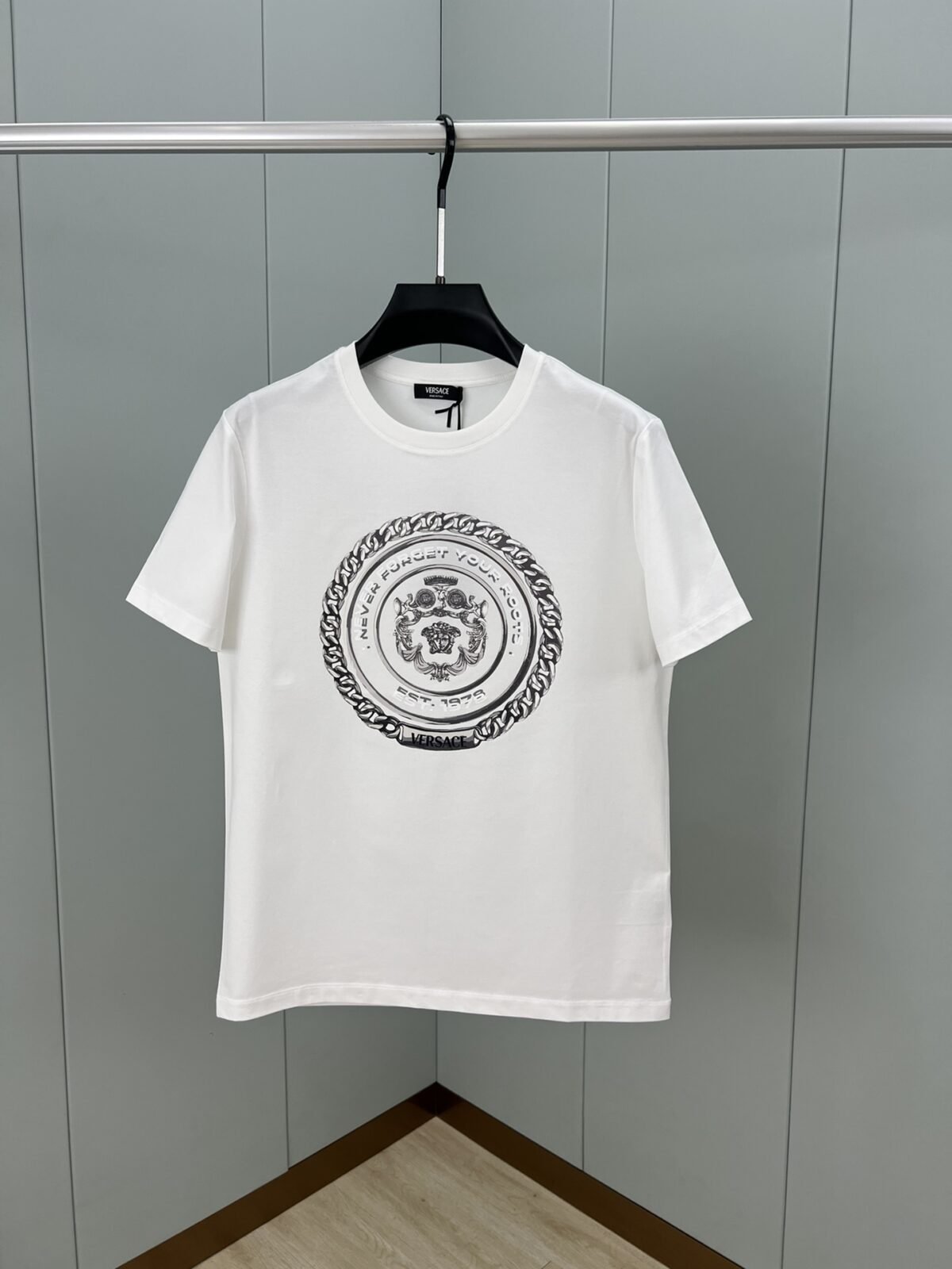 ⁦تي شيرت فيرساتشي الجديد بأكمام قصيرة⁩ - الصورة ⁦1⁩