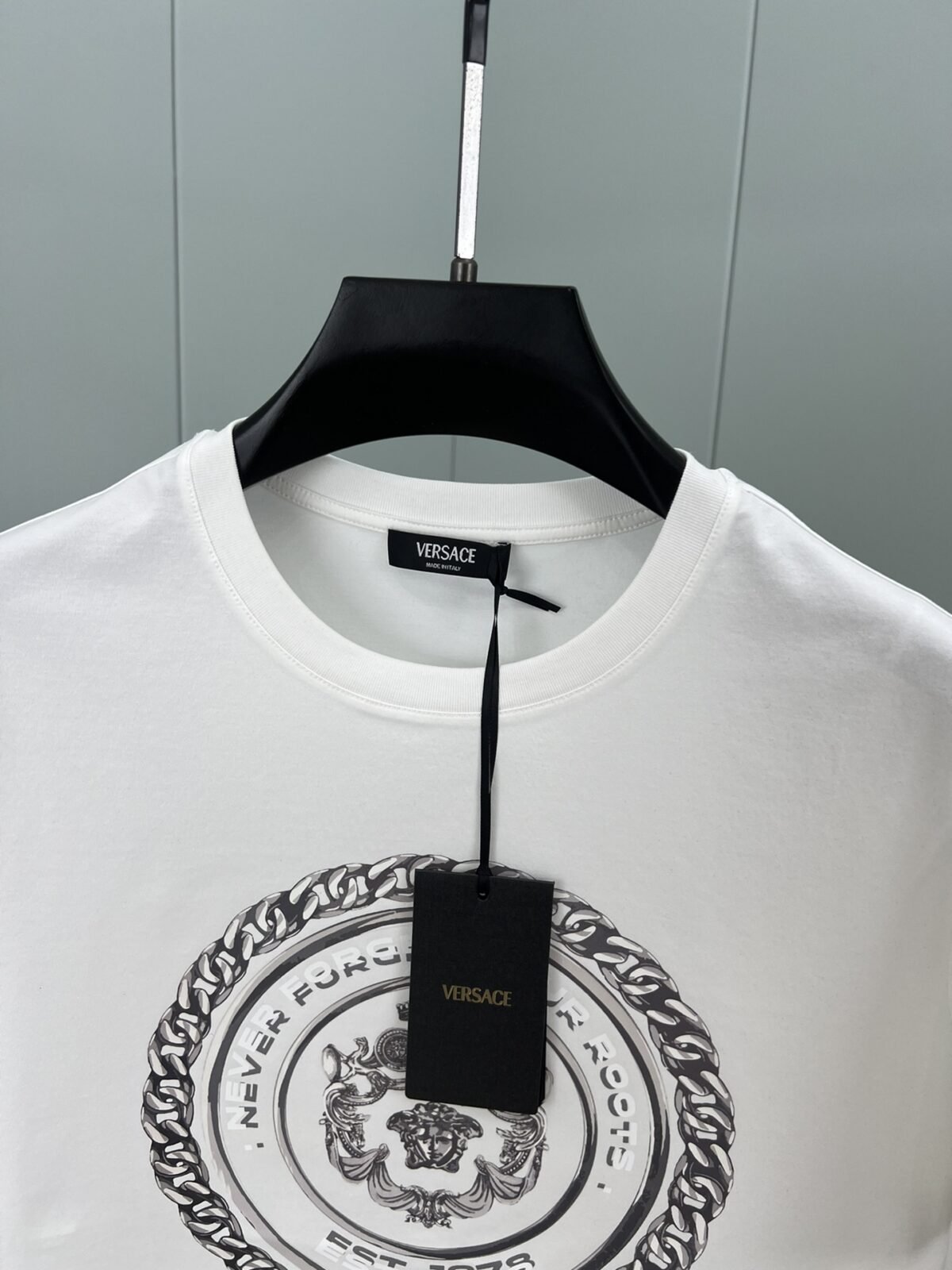 ⁦تي شيرت فيرساتشي الجديد بأكمام قصيرة⁩ - الصورة ⁦5⁩