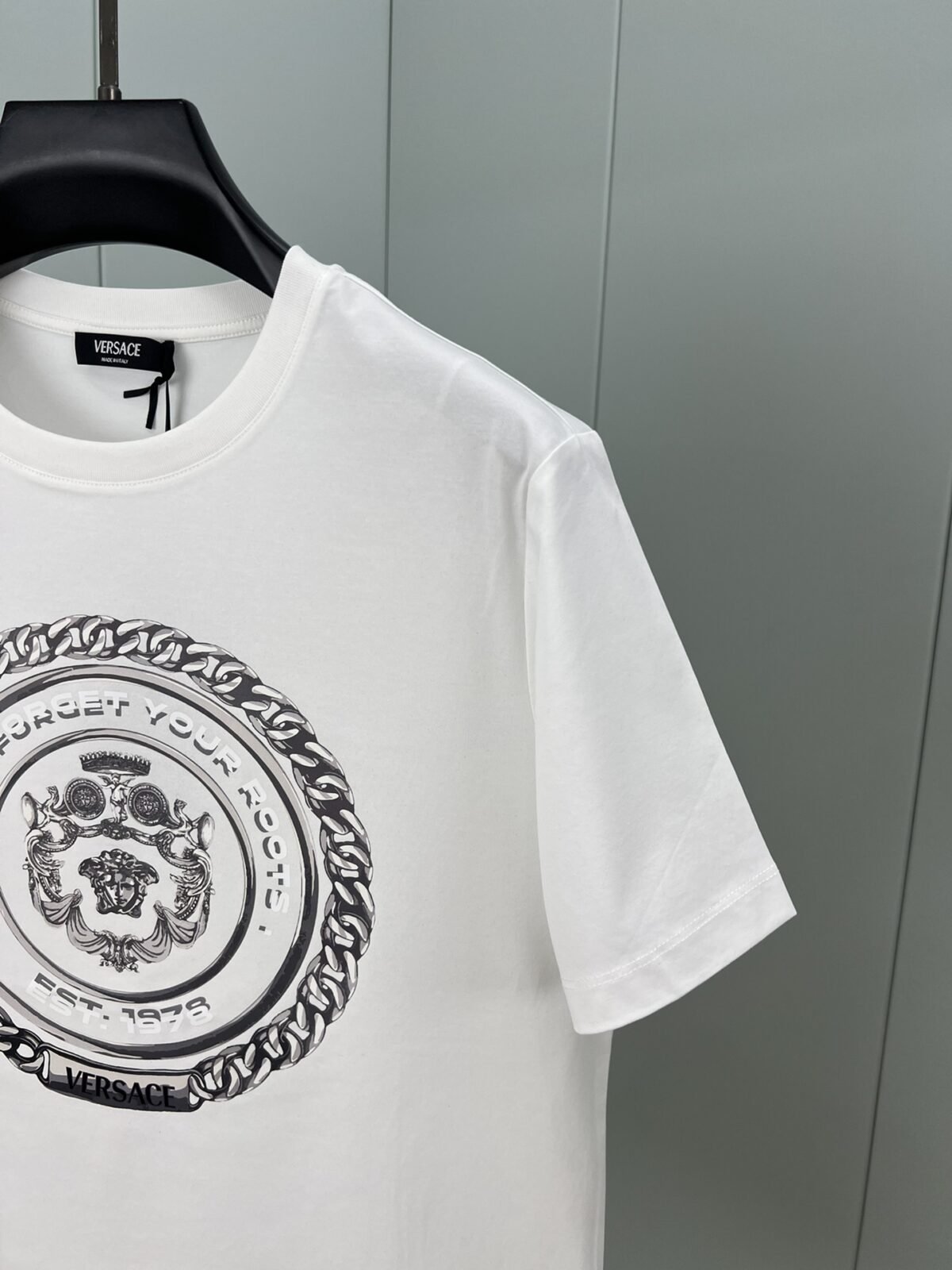 ⁦تي شيرت فيرساتشي الجديد بأكمام قصيرة⁩ - الصورة ⁦7⁩