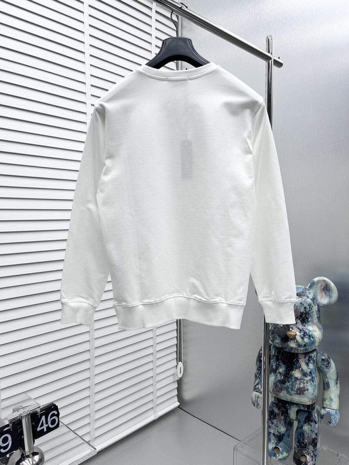 ⁦موديلات فيرساتشي الجديدة للخريف والشتاء، سويت شيرت بياقة دائرية مزين بنقشة ألماس مميزة⁩ - الصورة ⁦4⁩