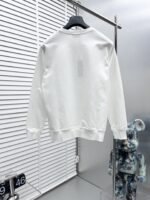 ⁦موديلات فيرساتشي الجديدة للخريف والشتاء، سويت شيرت بياقة دائرية مزين بنقشة ألماس مميزة⁩ - الصورة ⁦4⁩