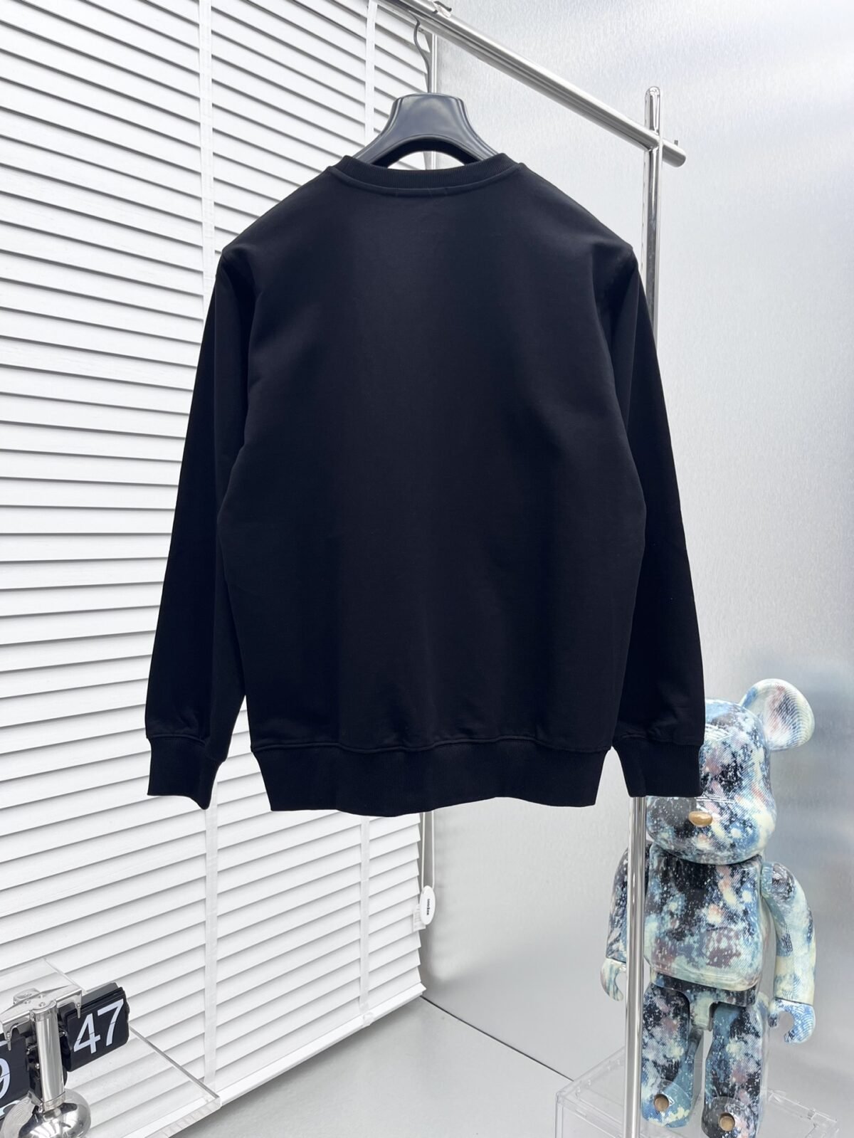 ⁦موديلات فيرساتشي الجديدة للخريف والشتاء، سويت شيرت بياقة دائرية مزين بنقشة ألماس مميزة⁩ - الصورة ⁦3⁩