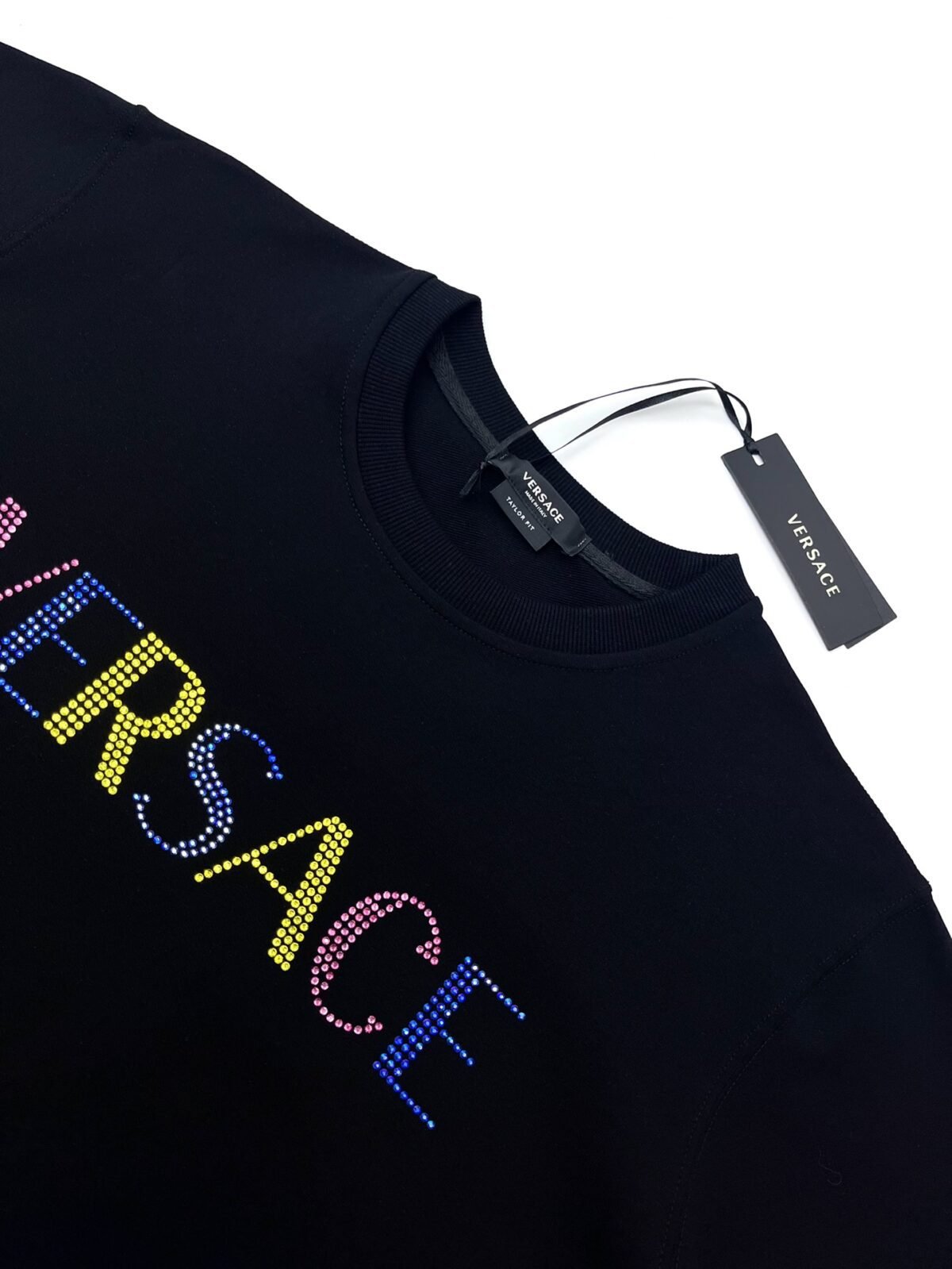 ⁦موديلات فيرساتشي الجديدة للخريف والشتاء، سويت شيرت بياقة دائرية مزين بنقشة ألماس مميزة⁩ - الصورة ⁦6⁩