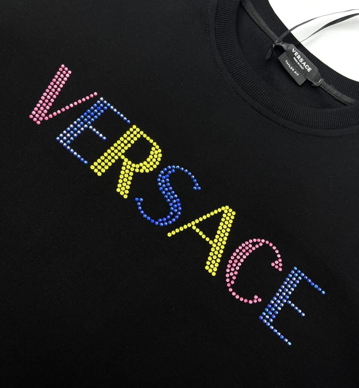 ⁦موديلات فيرساتشي الجديدة للخريف والشتاء، سويت شيرت بياقة دائرية مزين بنقشة ألماس مميزة⁩ - الصورة ⁦5⁩