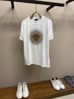 ⁦تيشيرت فيرساتشي الجديد بأكمام قصيرة مزين بأحجار الراين⁩ - الصورة ⁦2⁩