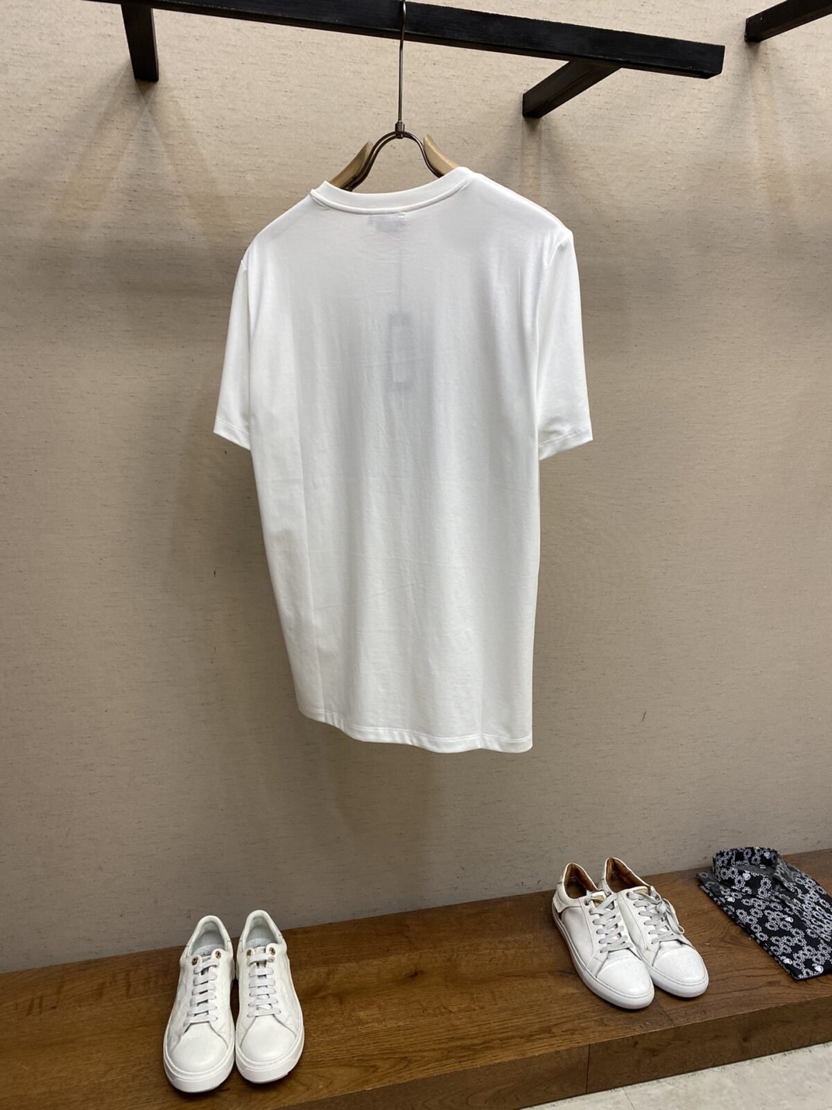 ⁦تيشيرت فيرساتشي الجديد بأكمام قصيرة مزين بأحجار الراين⁩ - الصورة ⁦4⁩