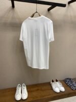 ⁦تيشيرت فيرساتشي الجديد بأكمام قصيرة مزين بأحجار الراين⁩ - الصورة ⁦4⁩