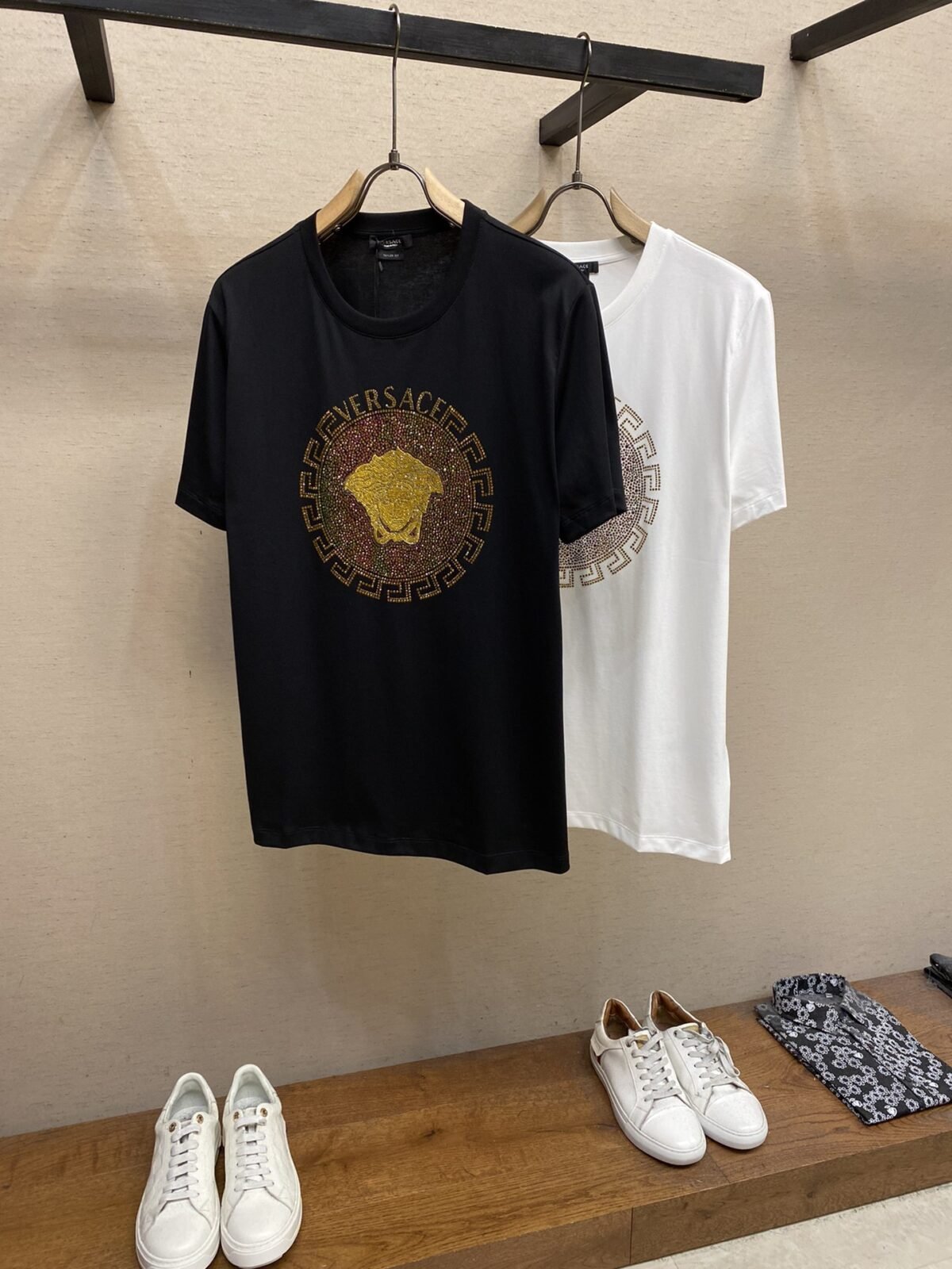 wsxc1747608784697_2 تيشيرت فيرساتشي الجديد بأكمام قصيرة مزين بأحجار الراين - الصورة 1