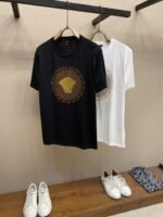 تيشيرت فيرساتشي الجديد بأكمام قصيرة مزين بأحجار الراين